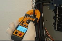 how to measure amps with a clamp meter